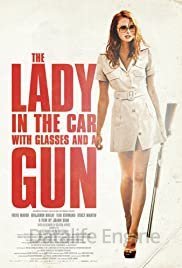 Image La Dame dans l'auto avec des lunettes et un fusil